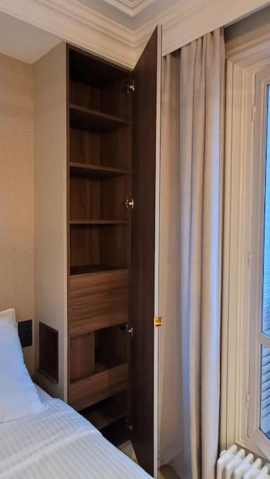 Elegant In Montmartre By An Architect * Parijs
