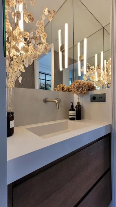 Elegant In Montmartre By An Architect Apartment